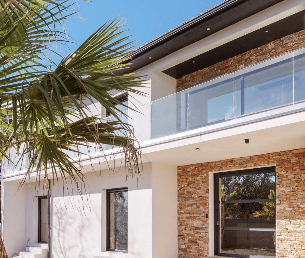Photo de grande villa contemporaine dans le sud avec piscine 