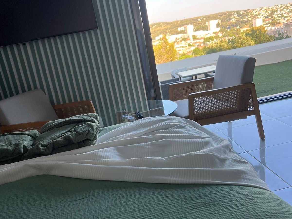Photo de Suite avec jacuzzi/piscine avec vue panoramique 