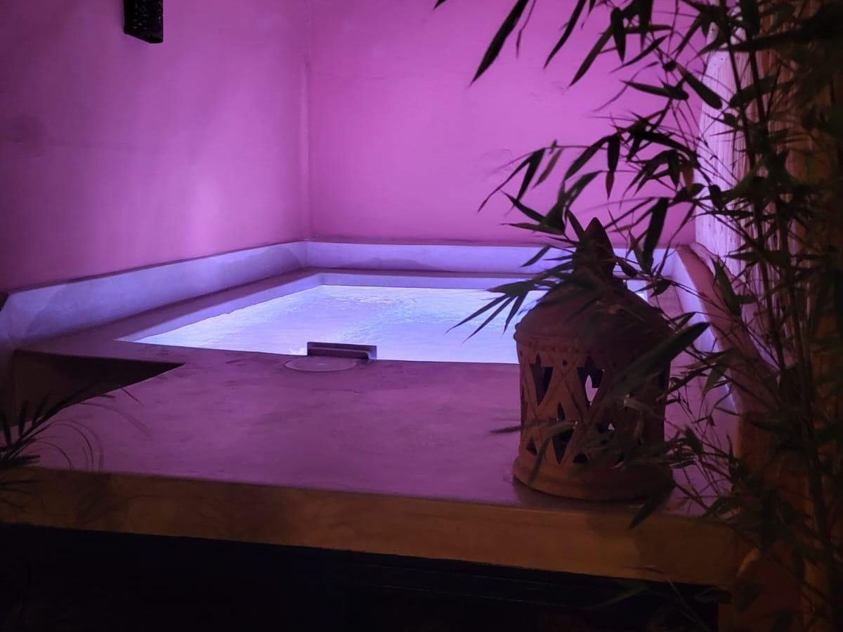 Photo de magnifique Riad avec petit bassin en terasse et vis à vis