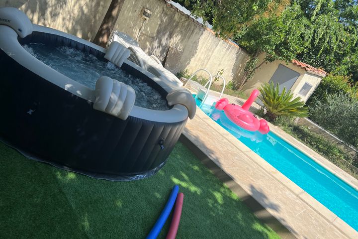 Villa piscine +jacuzzi +barbecue