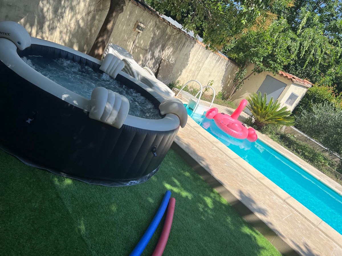 Photo de Villa piscine +jacuzzi +barbecue