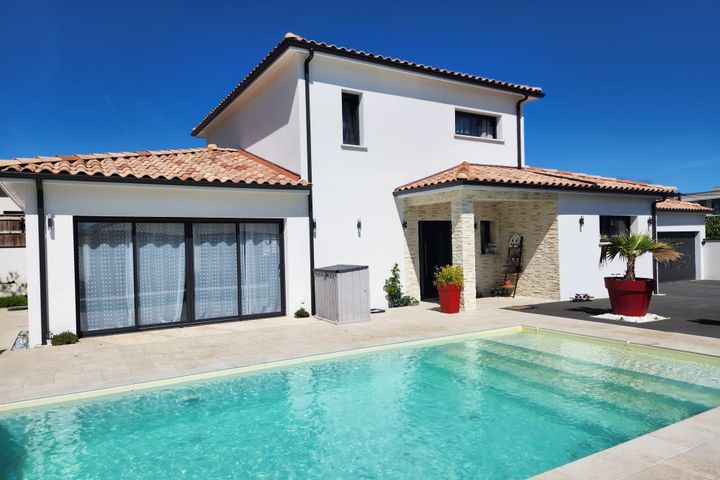 villa sans vis à vis piscine chauffée, jacuzzi et sauna  