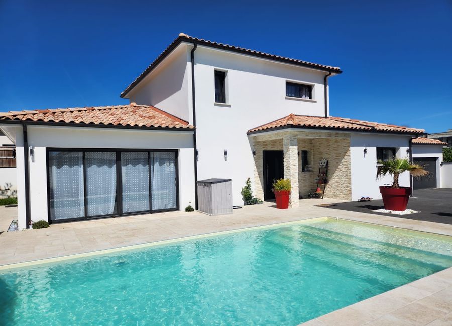 Photo 1 de villa sans vis à vis piscine chauffée, jacuzzi et sauna  