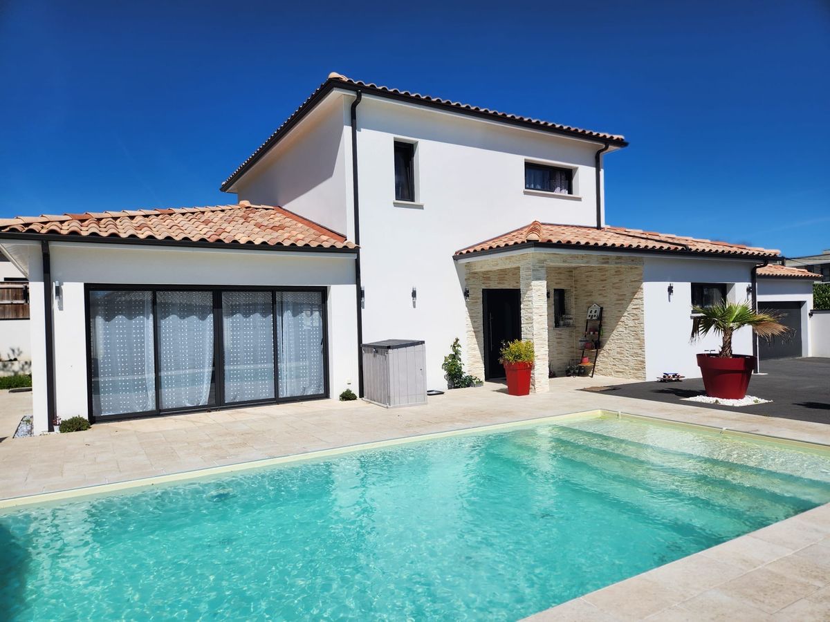 Photo de villa sans vis à vis piscine chauffée, jacuzzi et sauna  