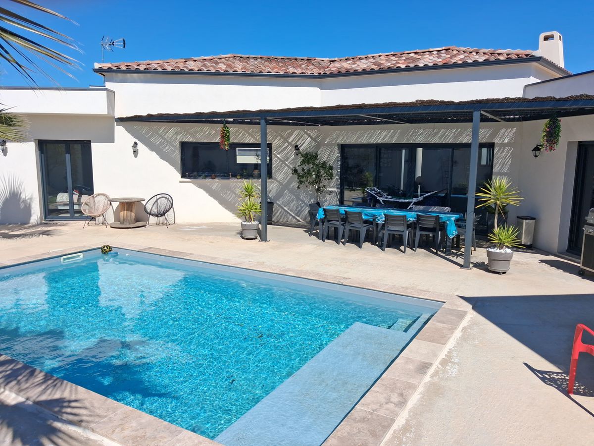 Photo de belle villa avec piscine
