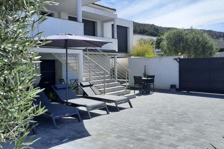 Bas de villa avec piscine effet miroir sans vis-à-vis. 