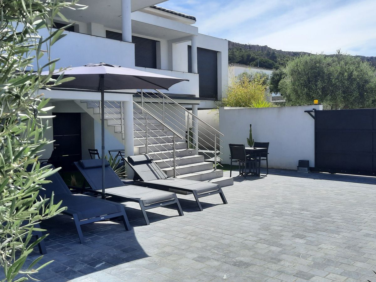 Photo de Bas de villa avec piscine effet miroir sans vis-à-vis. 
