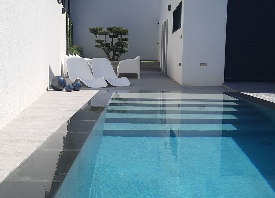 Photo 3 de Bas de villa avec piscine effet miroir sans vis-à-vis. 