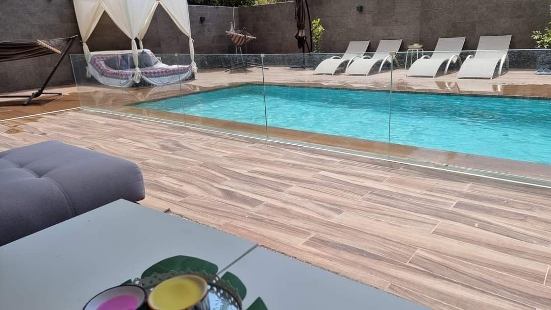 Photo de appartement en rez-de jardin avec piscine privative et 3 chambres