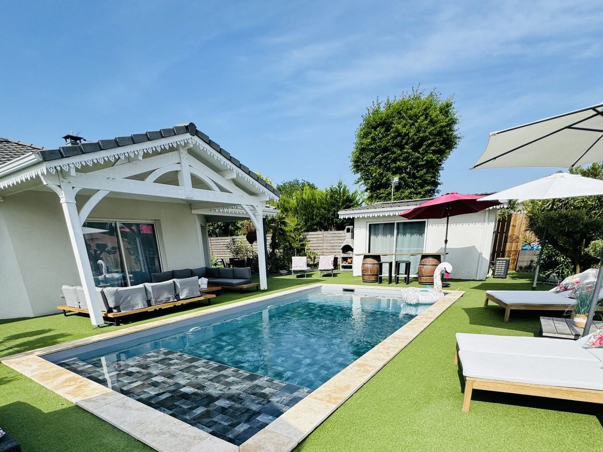 Photo de Villa coloniale avec piscine chauffée et grande aire de jeux enfants